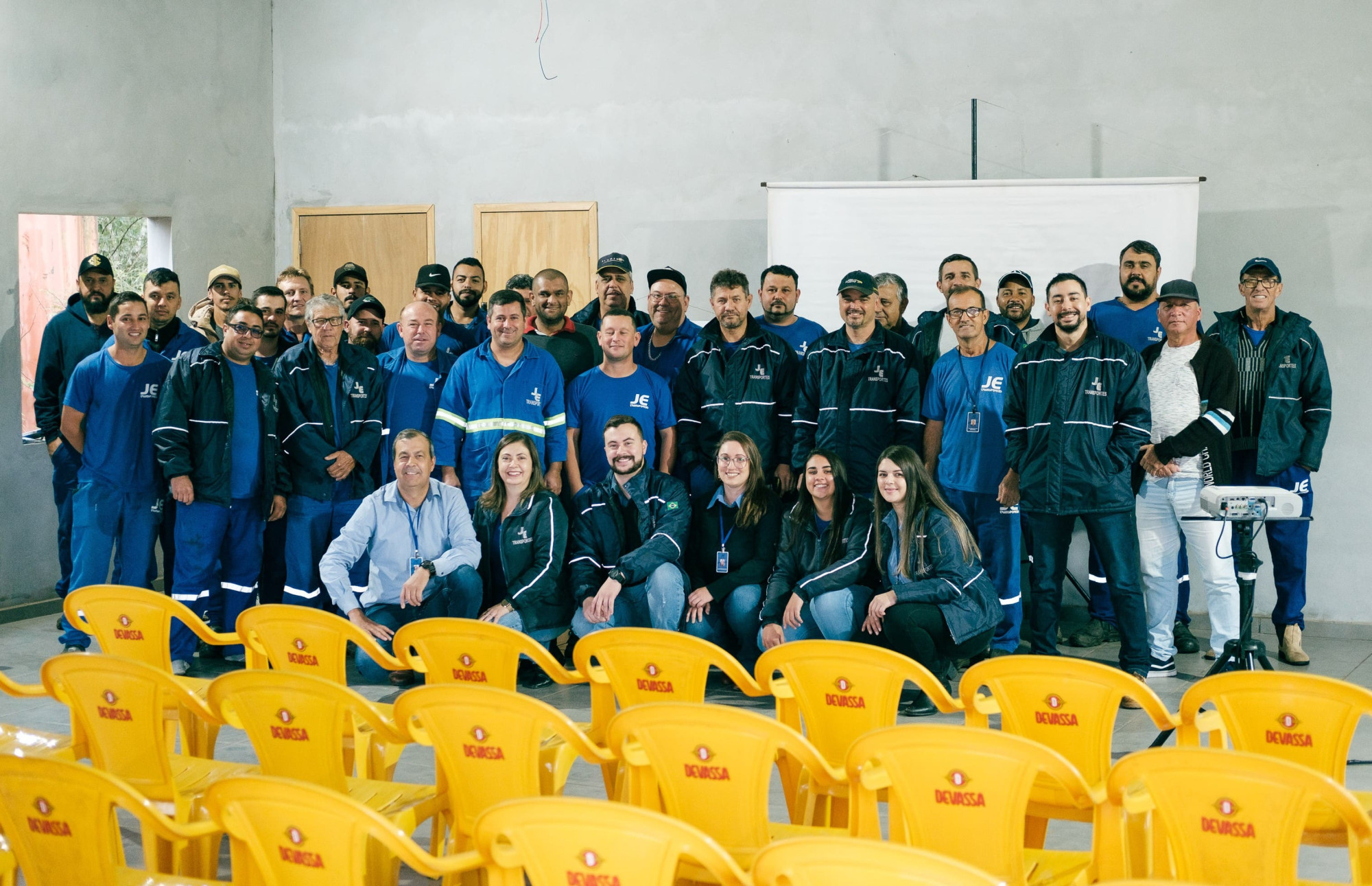 A especialização de nossa equipe é uma prioridade, por isso oferecemos treinamentos contínuos e aprofundados. Esse investimento em nossos profissionais se traduz diretamente em um atendimento mais eficiente, soluções inovadoras e a garantia de que suas necessidades serão atendidas com excelência.