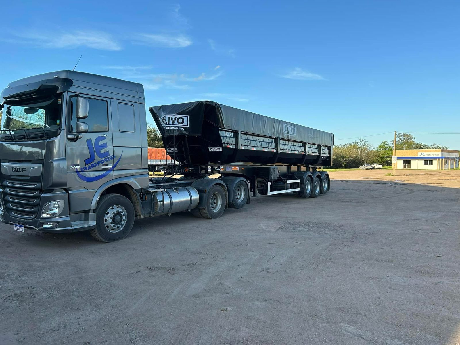 Nossa frota é composta principalmente por veículos das normas EURO5 e EURO6, com idades entre 3 e 4 anos, o que assegura uma redução expressiva na emissão de poluentes e otimiza a eficiência energética, contribuindo para um transporte mais sustentável e com menor impacto ambiental.